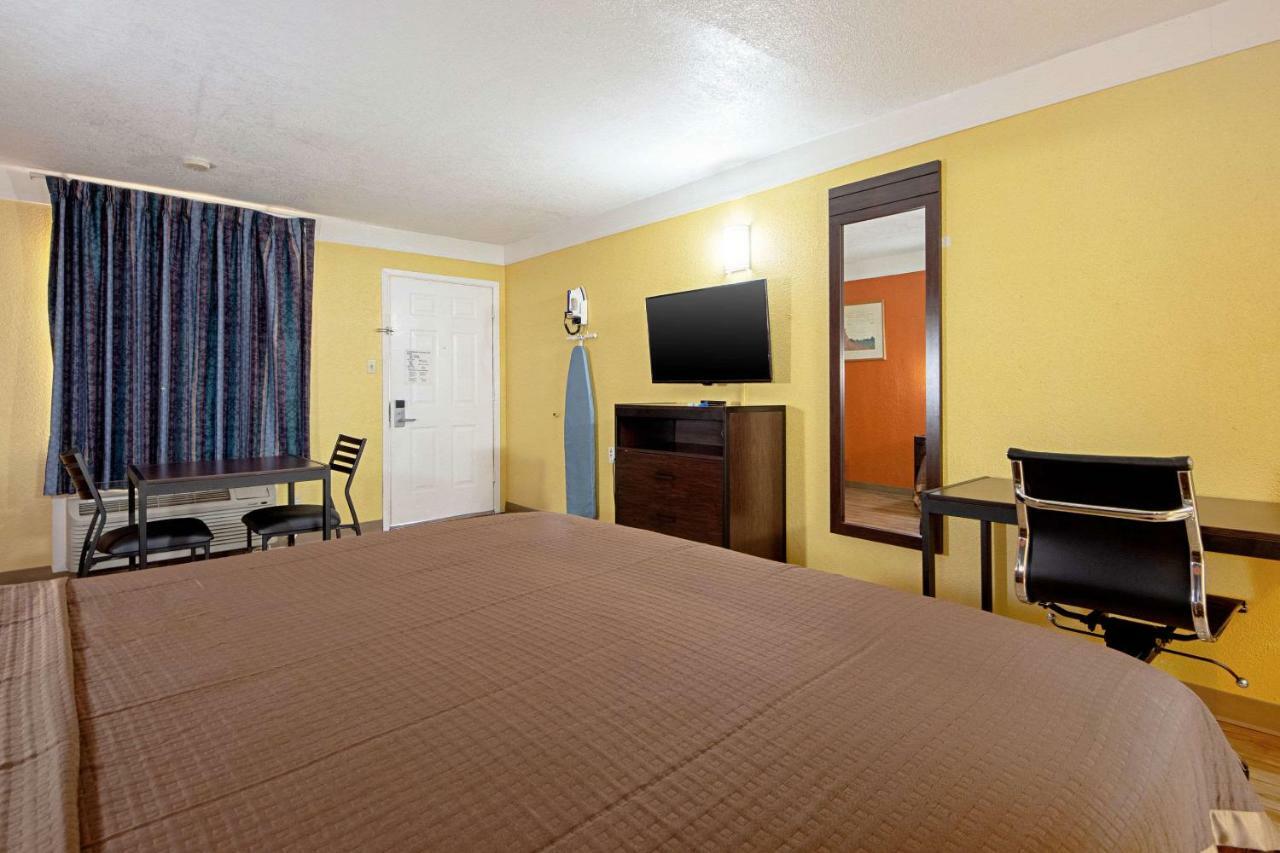 Economy Inn & Suites Denton Exterior photo